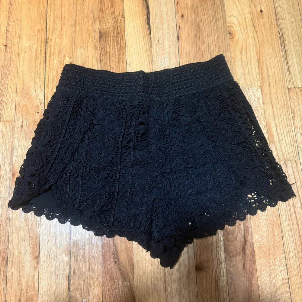 Romeo & Juliet Couture Crochet Lace Shorts Size M